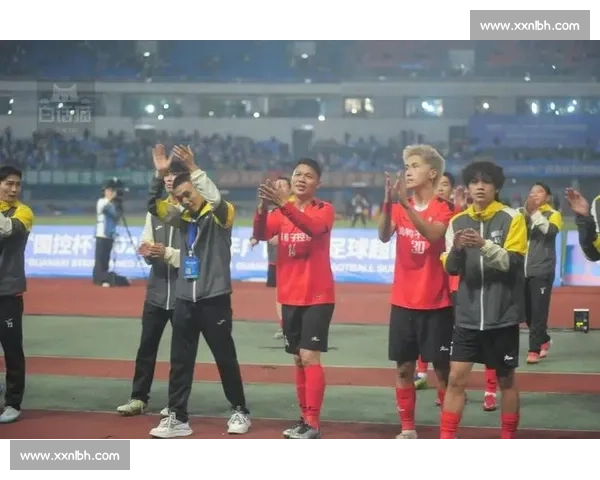 主场奋勇拼搏终获胜利球迷欢呼庆祝球队荣耀